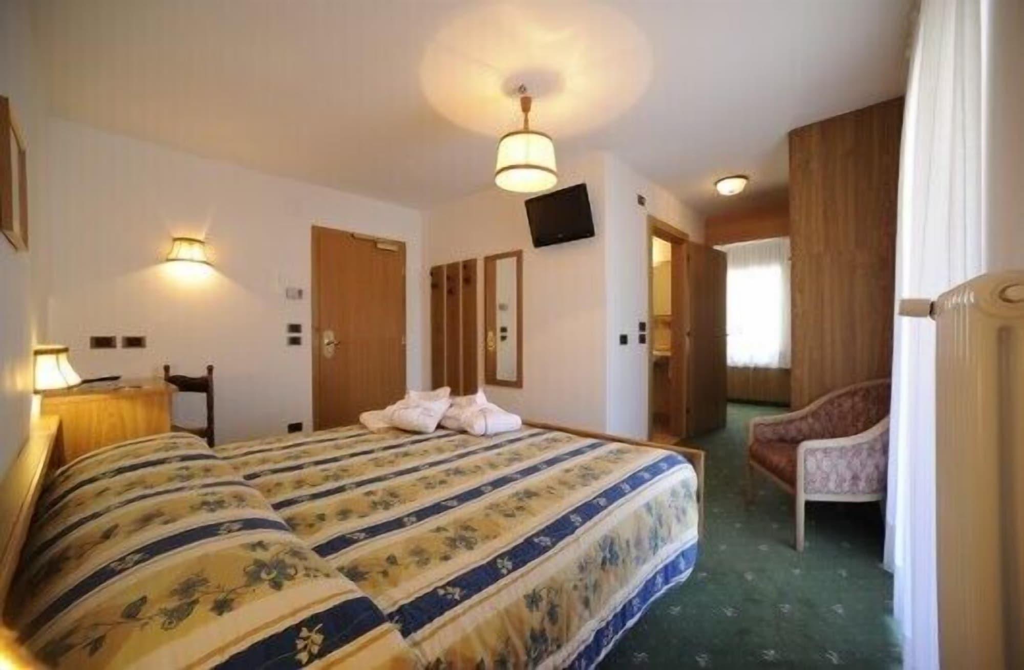Hotel Arnika Pozza di Fassa Exterior foto
